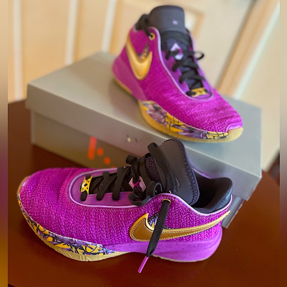 **LIKE NEW** Youth 6Y Lebron XX “Young Heirs” shoes